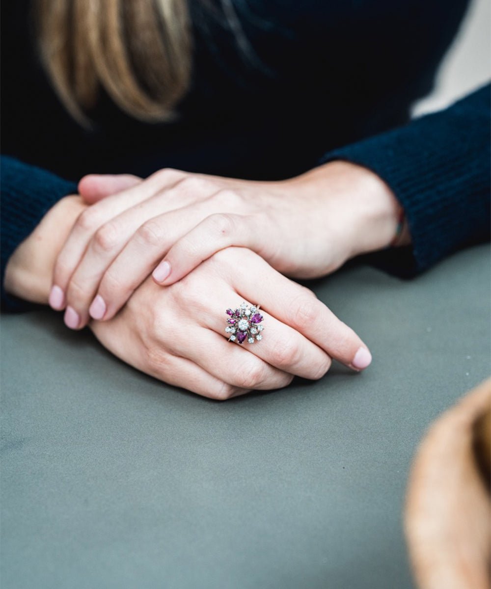 Anillo en flor con diamantes y rubíes - Riviere Joyeros